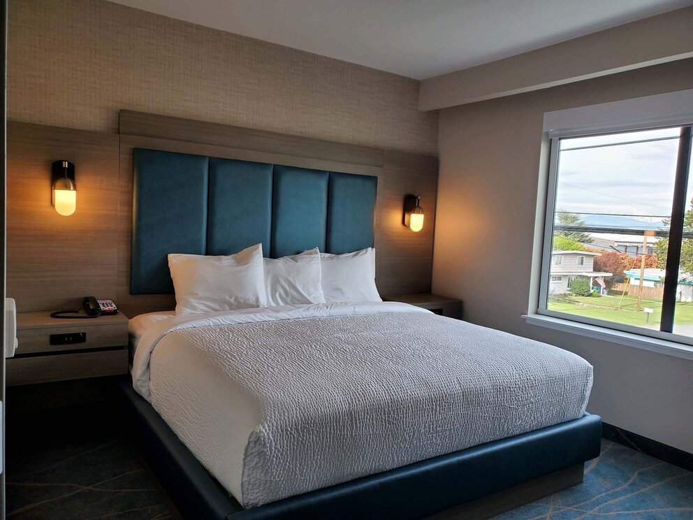 King guest room at Fidalgo Island hotel with window view | Salish Inn